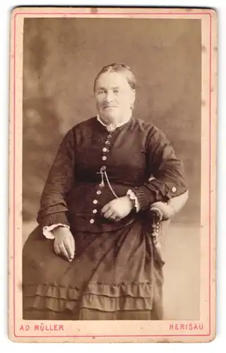 Fotografie Ad. Müller, Herisau, Portrait Dame in Kleid