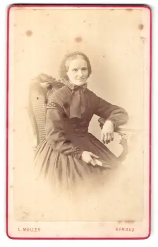 Fotografie A. Müller, Herisau, Portrait ältere Dame in Kleid mit Haube