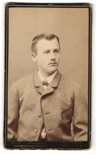 Fotografie F. X. Ostermayr, München, Portrait junger Herr in Anzug