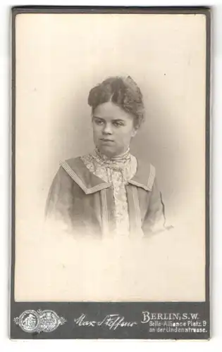Fotografie Max Steffens, Berlin-SW, Portrait junge Frau mit zurückgebundenem Haar