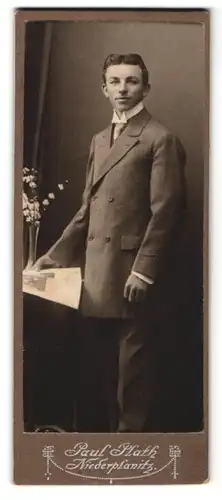 Fotografie Paul Plath, Niederplanitz, Portrait junger Herr in Anzug mit zeitgenöss. Frisur