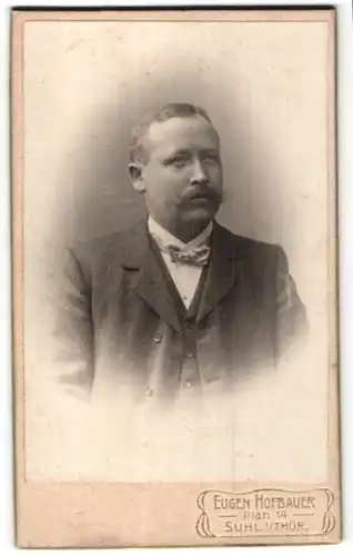 Fotografie Eugen Hofbauer, Suhl i. Thür., Portrait edler Herr mit Schnurrbart im Anzug