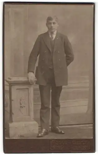 Fotografie Rudolf Tausch, Königs-Wusterhausen, junger blonder Mann in Anzug und Krawatte