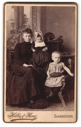 Fotografie Hiller & Renz, Saarbrücken, hübsche junge Mutter mit Hochsteckfrisur & niedliche kleine Mädchen mit Mütze