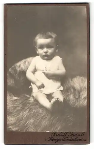 Fotografie Rudolf Tausch, Königs-Wusterhausen, niedliches Baby auf Felldecke sitzend