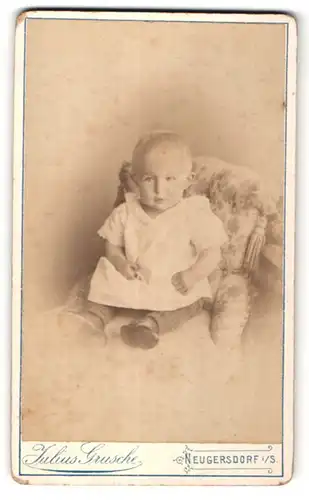 Fotografie Julius Grusche, Neugersdorf i. S., niedliches blondes Baby im weissen Kleidchen