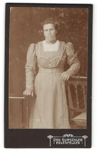 Fotografie Otto Gurschler, Eggenfelden, hübsche Dame im prachtvollen Kleid mit Stickerei