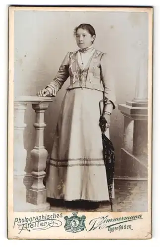 Fotografie Josef Zimmermann, Eggenfelden, hübsche junge Frau im prachtvollen Kleid mit Schirm