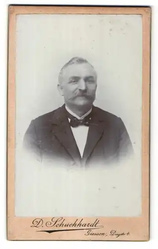 Fotografie D. Schuchhardt, Giessen, Portrait älterer Herr mit Schnauzer und Fliege im Anzug