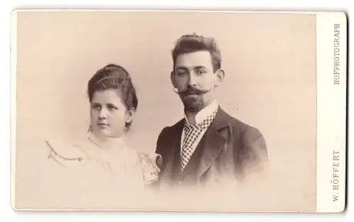Fotografie W. Höffert, Berlin, junge hübsche Dame mit Hochsteckfrisur & edler Herr mit Vollbart und Krawatte