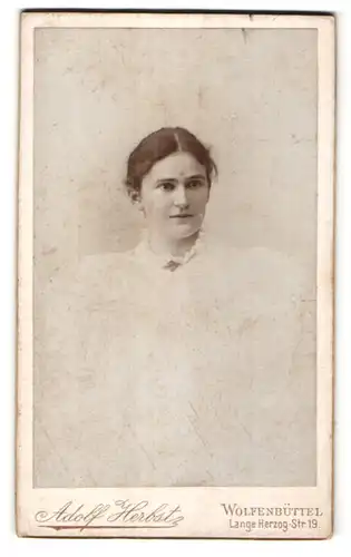 Fotografie Adolf Herbst, Wolfenbüttel, Portrait junge Frau mit zurückgebundenen Haaren