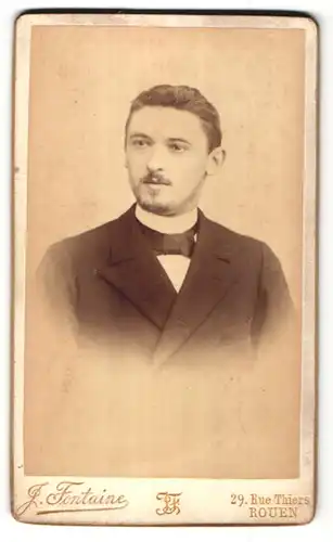 Fotografie J. Fontaine, Rouen, Portrait junger Herr im Anzug mit Henriquatre