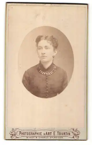Fotografie Emile Tourtin, Rouen, Portrait junge Frau mit lockiger Frisur und Halskette