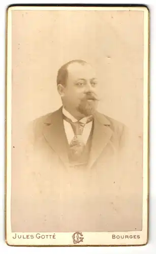 Fotografie Jules Gotté, Bourges, Portrait Herr im Anzug mit Krawatte und Kinnbart