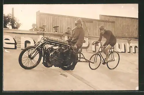 Foto-AK Steher, Fahrrad und Motorrad, Schrittmacher Emil Meinhold