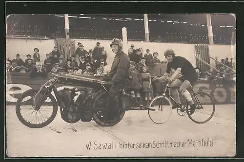 Foto-AK W. Sawall hinter seinem Schrittmacher Meinhold, Motorrad und Fahrrad auf Rennstrecke