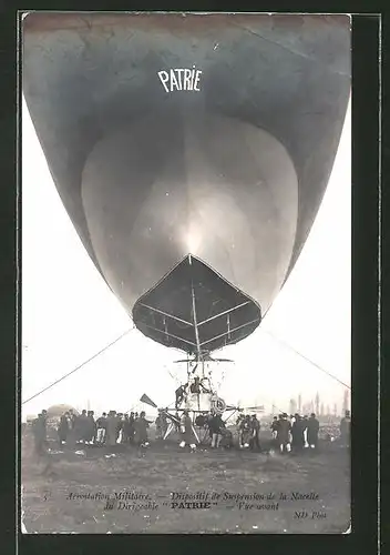 Foto-AK Zeppelin "Patrie" vor dem Abflug an Seilen