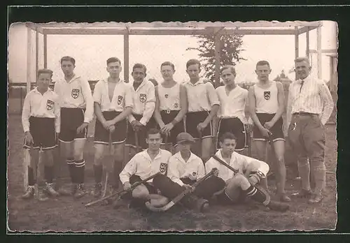 Foto-AK Feld-Hockey-Team beim Mannschaftsfoto vor einem Tor