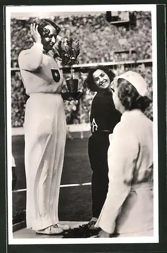 AK Olympische Spiele Berlin 1936, Tilly Fleischer nach ihrem grossen Sieg im Speerwerfen