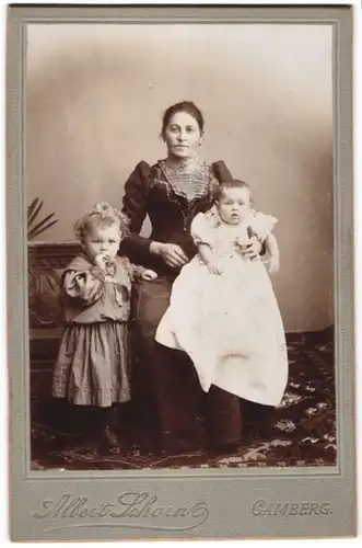 Fotografie Albert Schorn, Camberg, Portrait Frau mit zwei Kleinkindern