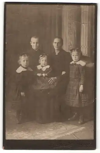 Fotografie E. Kregeloh, Mannheim, Portrait Mutter mit vier Kindern