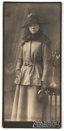 Fotografie Gebr. Strauss, München, Portrait Frau in Winterkleidung mit Hut