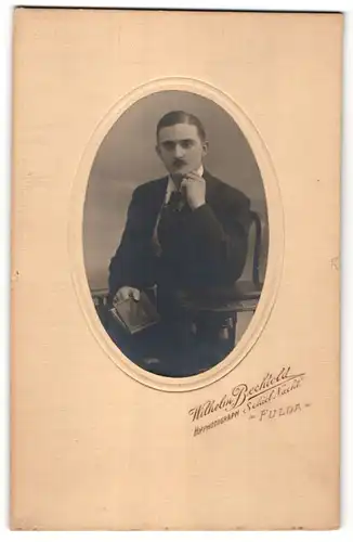 Fotografie Wilhelm Bechtold, Fulda, Portrait bürgerlicher junger Herr