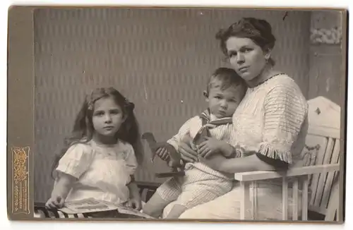 Fotografie Prof. Ed. Uhlenhuth, Coburg, Portrait Mutter mit Tochter und Sohn