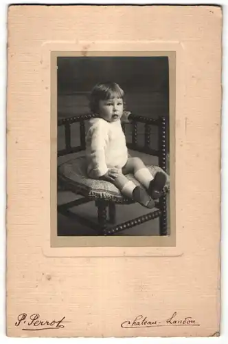 Fotografie P. Perrot, Chateau-London, Portrait Kleinkind auf Sitzmöbel