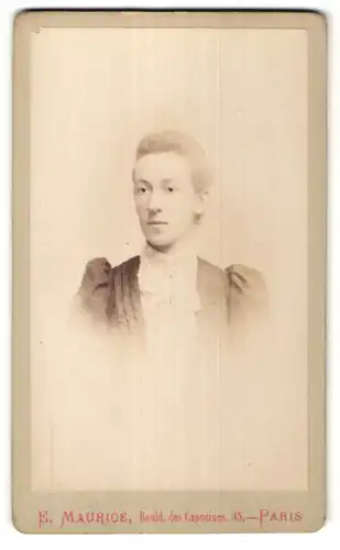 Fotografie E. Maurice, Paris, Portrait junge Frau mit zurückgebundenem Haar
