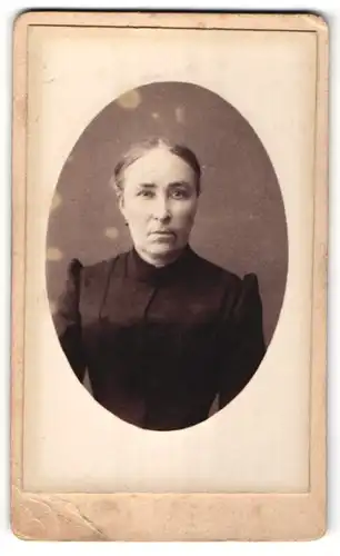 Fotografie Louis Sprecher, Paris, Portrait edle Dame in schwarzer Rüschenbluse