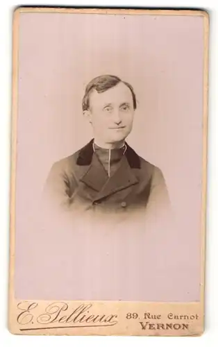 Fotografie E. Pellieux, Vernon, Portrait junger dunkelhaariger Mann mit Brille