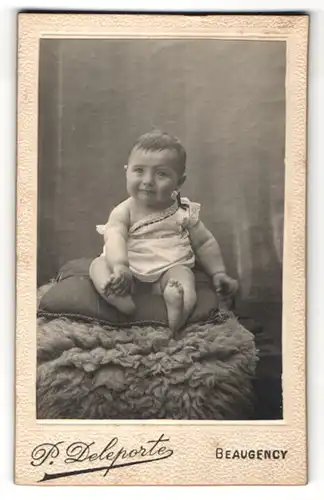 Fotografie P. Deleporte, Beaugency, Portrait Säugling mit nackigen Füssen