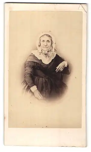 Fotografie Durand, Lyon, ältere Dame mit Rüschenhaube im prachtvollen Kleid