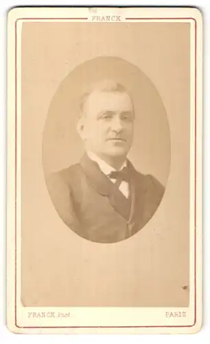 Fotografie Franck, Paris, Portrait edler Herr im Anzug mit Schleife