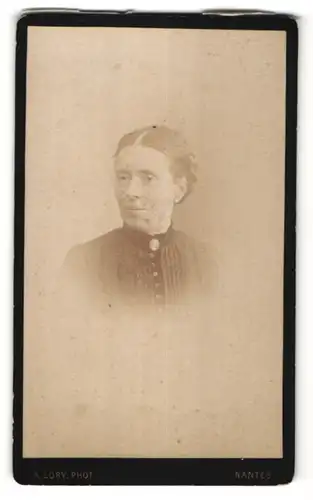 Fotografie A. Lory, Nantes, Portrait ältere Dame mit Flechtfrisur und Brosche am Kragen