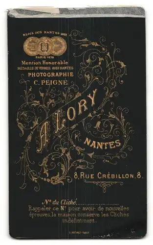 Fotografie A. Lory, Nantes, Portrait ältere Dame mit Flechtfrisur und Brosche am Kragen