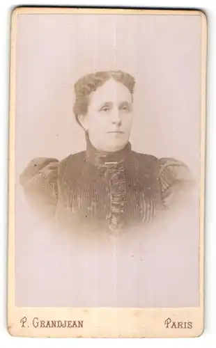 Fotografie P. Grandjean, Paris, Portrait hübsche Dame mit lockigem Haar in prachtvoller Bluse