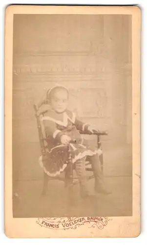 Fotografie Francis Voelcker, Saumur, Portrait kleines Mädchen auf Sitzmöbel