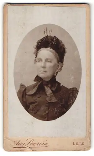 Fotografie Aug. Lacroix, Lille, Portrait ältere Dame mit schwarzem Rüschenhut und Schleife am Kragen