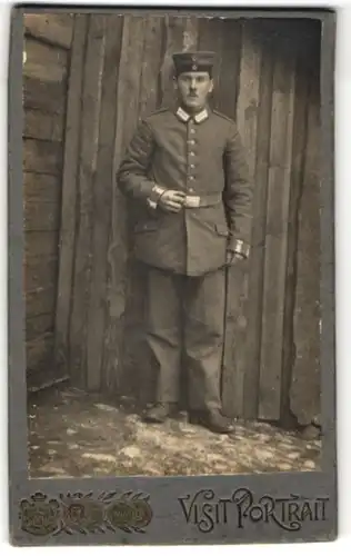 Fotografie Fotograf & Ort unbekannt, junger Soldat mit Oberlippenbart und Mütze in Uniform