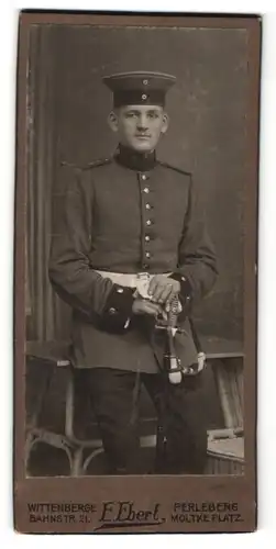 Fotografie E. Ebert, Wittenberge, junger Soldat mit Schirmmütze in Uniform