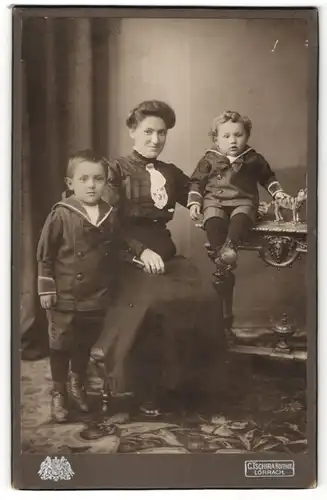 Fotografie C. Tschira, Lörrach, Portrait Mutter mit zwei Söhnen