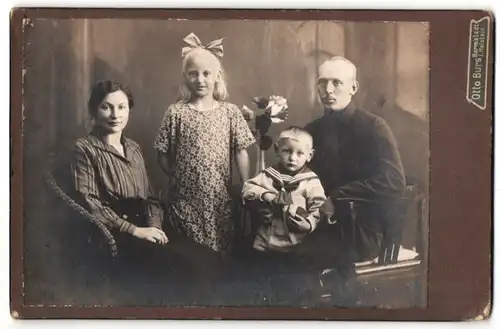 Fotografie Otto Burs, Barmstedt i/H, Portrait Familie mit zwei Kindern