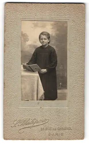 Fotografie S. Philipow, Paris, Portrait Mädchen im schlichten Kleid mit Buch