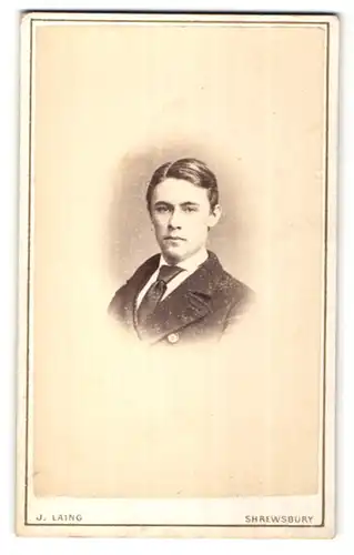 Fotografie J. Laing, Shrewsbury, Portrait junger ernster Mann mit Krawatte