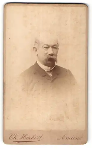 Fotografie Ch. Herbert, Amiens, Portrait älterer Herr mit Halbglatze und Schnauzbart