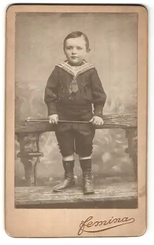 Fotografie Fesnina, Ort unbekannt, Portrait kleiner Junge im Matrosenanzug