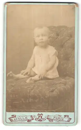 Fotografie Lavalle, Paris, Portrait Baby im Hemdchen auf einem Sessel sitzend