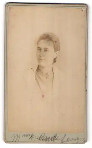 Fotografie C. Lebert, Paris, Portrait Frau mit zurückgebundenem Haar